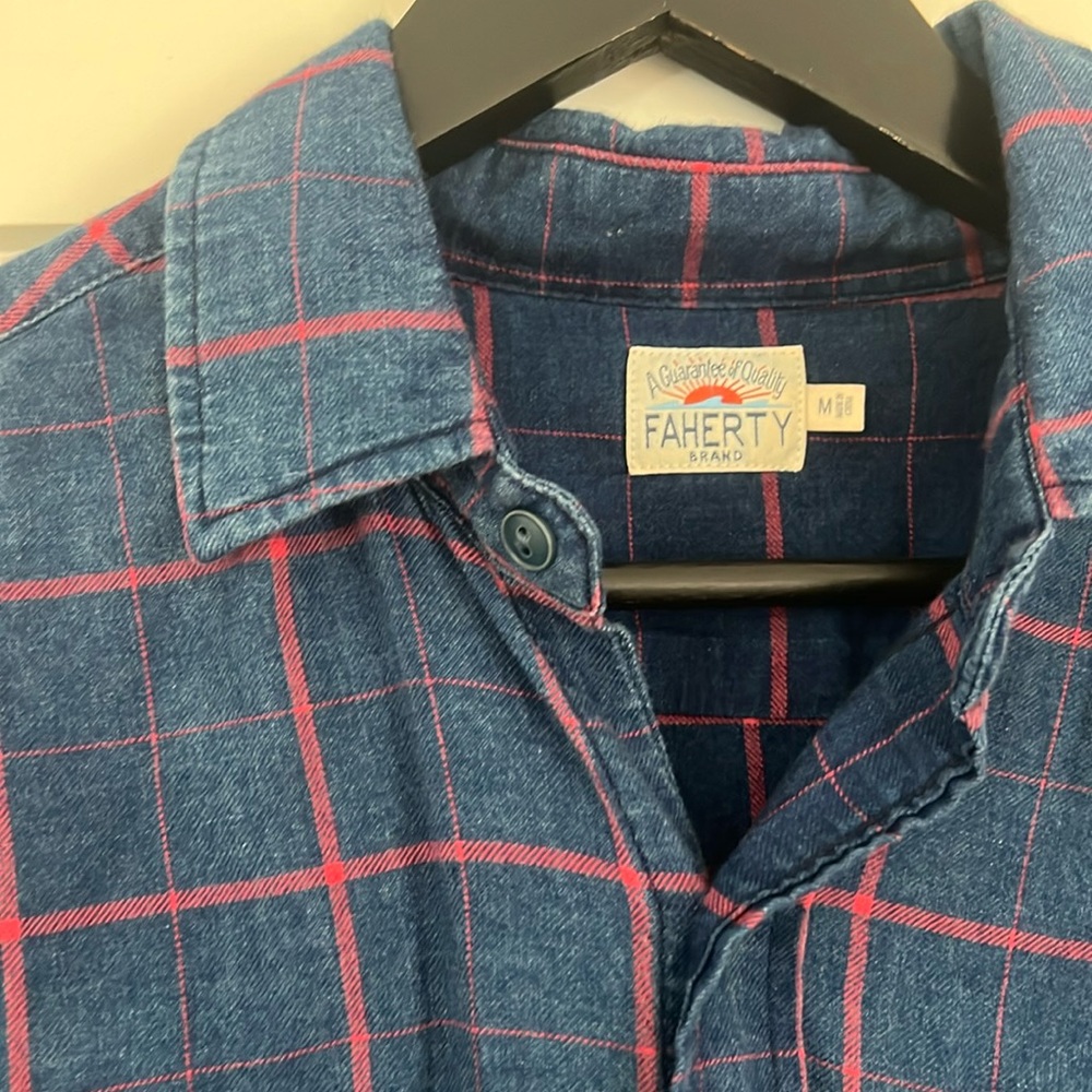 Perfect condition Faherty button down, didn’t fit me unfortunately.